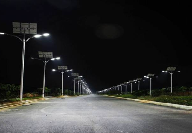 為什么太陽能路燈晚上天黑的時(shí)候很亮 半夜只有一點(diǎn)亮